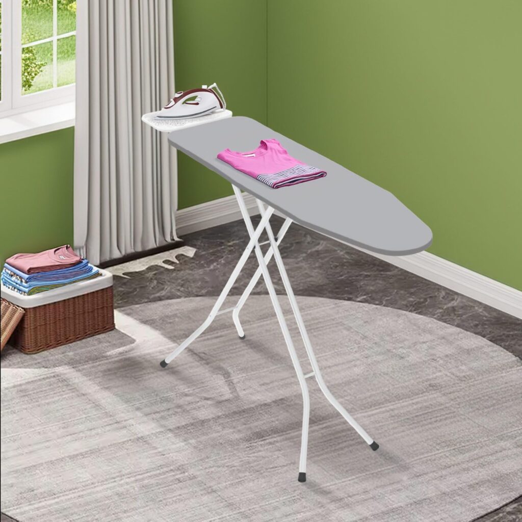 Tabla de planchar Tim gris con camiseta rosa