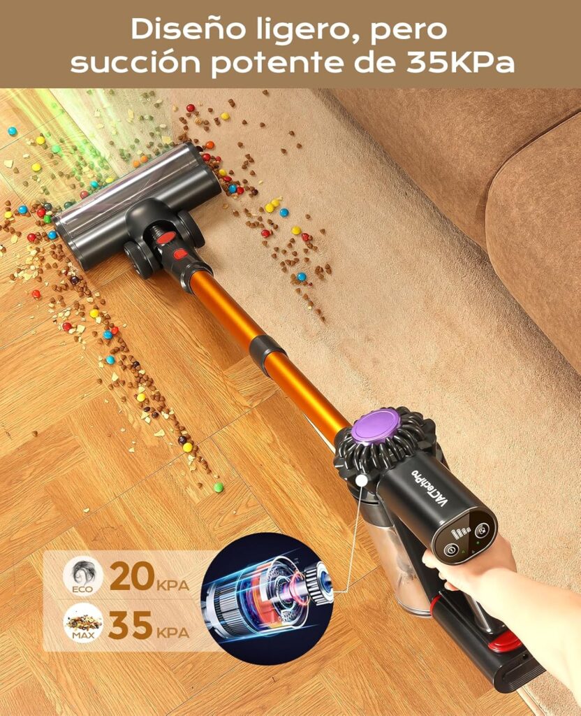 Aspirador sin cable limpiando suelo al lado de sofá